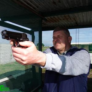 Gereed vir die nuwe termyn van Gansbaai Pistoolskietklub â€“ Christo van Rensburg, â€˜n nuwe komiteelid.