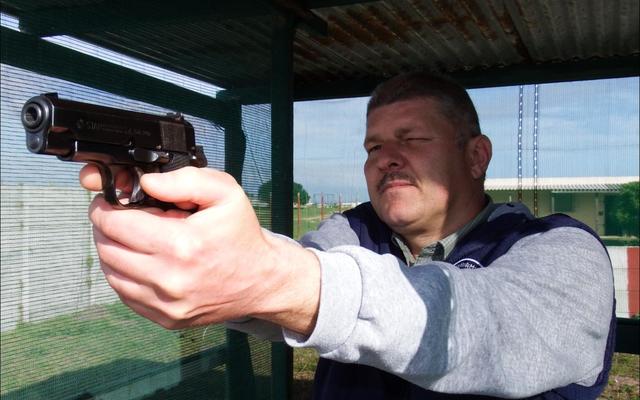 Gereed vir die nuwe termyn van Gansbaai Pistoolskietklub â€“ Christo van Rensburg, â€˜n nuwe komiteelid.