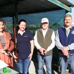 Vier nuwe lede by Gansbaai Pistoolskietklub staan gereed met hul vuurwapens om by die klub in te skakel. Van links is Marietha Dinkelman, Jena-Leigh Wittmann, Rodney Dinkelman en Christo van Rensburg.  