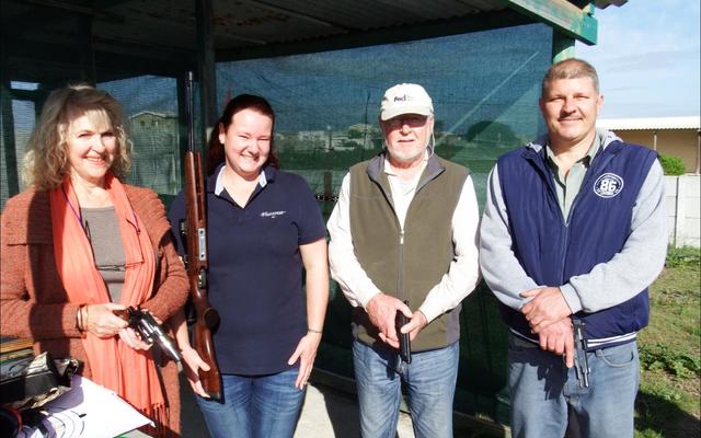 Vier nuwe lede by Gansbaai Pistoolskietklub staan gereed met hul vuurwapens om by die klub in te skakel. Van links is Marietha Dinkelman, Jena-Leigh Wittmann, Rodney Dinkelman en Christo van Rensburg.  