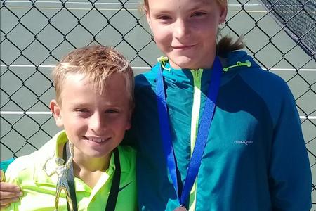 Stefan Stieger het as wenner weggestap in die Seuns o/10 afdeling van die Wilson Top 8 Meesters Tennistoernooi.Â  Hy en Nel Stieger hetÂ  verlede Saterdag, 9 SeptemberÂ  aan die toernooi deelgeneem.Â  Nel het â€˜n 8ste plek in die Dogters o/11-afdeling verwerf.Â 