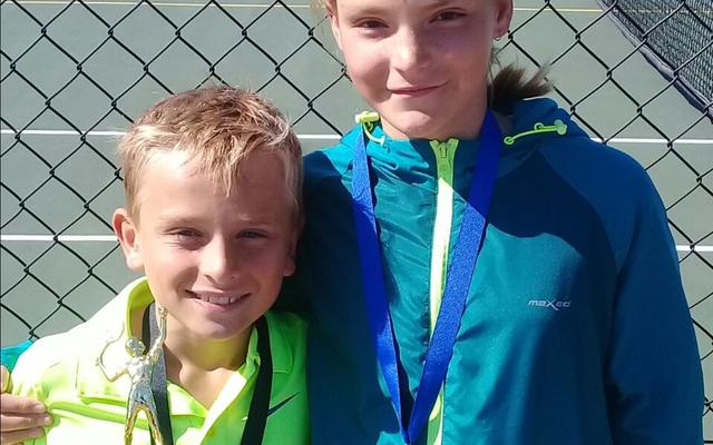 Stefan Stieger het as wenner weggestap in die Seuns o/10 afdeling van die Wilson Top 8 Meesters Tennistoernooi.Â  Hy en Nel Stieger hetÂ  verlede Saterdag, 9 SeptemberÂ  aan die toernooi deelgeneem.Â  Nel het â€˜n 8ste plek in die Dogters o/11-afdeling verwerf.Â 