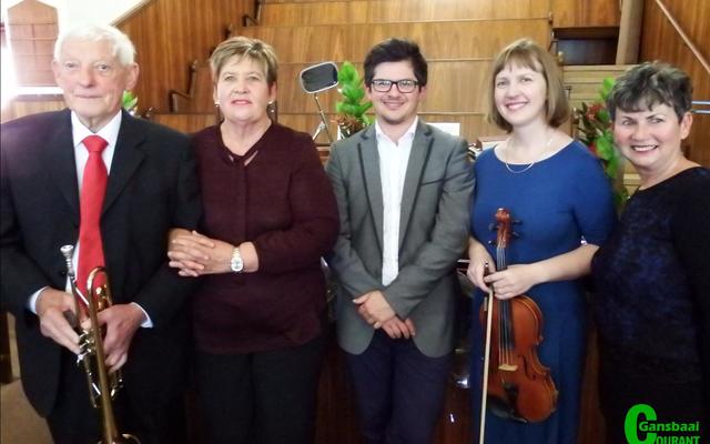 Sondagaand se 5-ster deelnemers aan die korefees is van links: Jack White van De Kelders (trompet), Aletta LÃ¶chner van De Kelders (organiseerder en koorleidster), Winand Grundling van Stellenbosch (orrel), Helena van der Merwe van Somerset-Wes (viool) en Annelene Reinke van Pearly Beach (begeleidster).