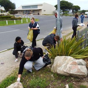 Geen rommelstuk is oorgesien nie. Hier is een van Gansbaai Toerisme se groepe hard besig om die oseaan van rommel te red.  Die foto is op die hoek van Hoof- en Kapokstrate geneem.