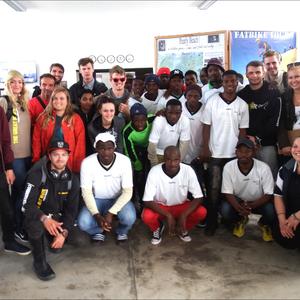 â€˜n Groot groep vrywillige rommelrowers het hulle by Gansbaai Toerisme se kusskoonmaakgroep aangesluit en 9 054 stukkies rommel binne 2 ure in die dorp opgetel. Regs voor is die organiseerder, Doulene Els van Gansbaai Toerisme.