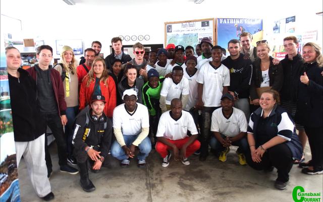 â€˜n Groot groep vrywillige rommelrowers het hulle by Gansbaai Toerisme se kusskoonmaakgroep aangesluit en 9 054 stukkies rommel binne 2 ure in die dorp opgetel. Regs voor is die organiseerder, Doulene Els van Gansbaai Toerisme.