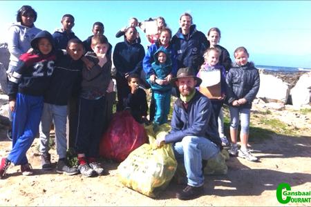 Leerders van Laerskool Gansbaai en Gansbaai PrimÃªr het skouer aan skouer saam met Christoff Longland gewerk om hul deel te doen vir die bewaring van ons planeet.