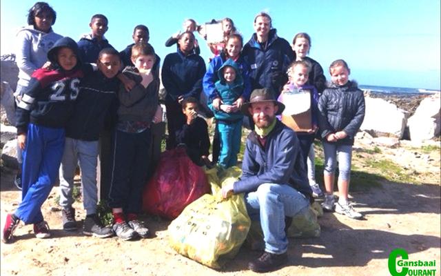 Leerders van Laerskool Gansbaai en Gansbaai PrimÃªr het skouer aan skouer saam met Christoff Longland gewerk om hul deel te doen vir die bewaring van ons planeet.
