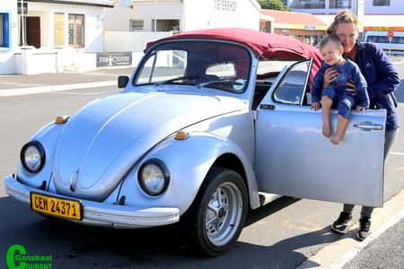 Jacolene de Wet en haar seuntjie wat kan getuig dat daar nog goeie mense op aarde is.