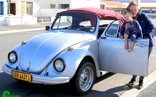 Jacolene de Wet en haar seuntjie wat kan getuig dat daar nog goeie mense op aarde is.