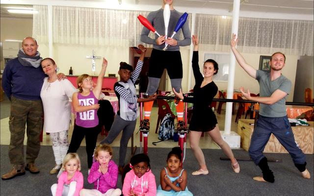 Die konsert â€˜Spring has Sprungâ€™ verg harde voorbereidingswerk. Van links is Philip Boyd, Lynette van Wyk, Wepenaar van der Walt (in die lug!), Marzhan Roux en Christian Pinkerton saam met van die  dansertjies tydens een van die oefensessies.