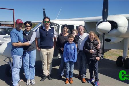 Walvisbesigtiging vanuit die lug is â€˜n onvergeetlike belewenis. Hiervan kan diÃ© bevoorregte groepie getuig nadat hulle die naweek saam met Overberg Aviation gevlieg het.  Links staan Phillip en Heidi Rozekrantz, terwyl Christiaan en Melody du Plessis regs saam met hulle kinders staan. By Kleinbaai-hawe is dit ook soggens vroeg al â€˜n bedrywigheid soos wat toeriste vanuit al die wÃªrelddele aankom om op die gewilde boottoere te gaan.  Stappers en rotsklimmers geniet veral die staproetes en grotte by De Kelders.  Die Danger Point ligtoring is een van die gewilde toeriste-aantreklikhede op die oomblik.  Lorraine de Klerk, â€˜n stapgids vertel dat sy op 1 dag al 15 walvisse in Walkerbay gesien het.  â€œOm â€˜n walviskoei in die oog te kyk wat besig is om haar kleinding te soog, is onbeskryflik.â€ 