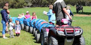 4x4 entoesiaste word van jongs af gekweek deur hul ouers.  Hier baljaar die kleingoed op â€˜n vierwielmotorfietstreintjie.  Springkastele en perdryritte het die jongklomp goed laat slaap Saterdagaand.  Uitstekende toesighouers wat uit onderwysers en die leerlingraad bestaan het, het bygedra tot â€˜n sorvrye gesinsdag.
