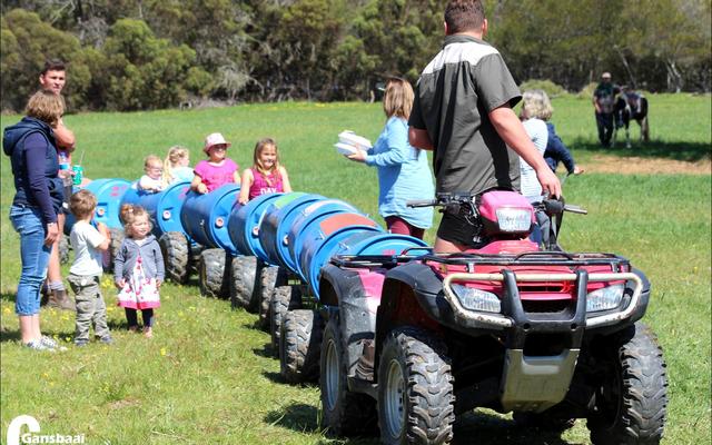 4x4 entoesiaste word van jongs af gekweek deur hul ouers.  Hier baljaar die kleingoed op â€˜n vierwielmotorfietstreintjie.  Springkastele en perdryritte het die jongklomp goed laat slaap Saterdagaand.  Uitstekende toesighouers wat uit onderwysers en die leerlingraad bestaan het, het bygedra tot â€˜n sorvrye gesinsdag.