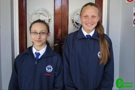 Laerskool Gansbaai se twee talentvolle kunstenaars, Danelle Hamman (links) en Kyra van Niekerk, wat met medaljes en sertifikate tydens die Overberg Kinderkuns Kompetisie beloon is.
