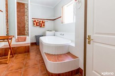 Walkerbay_apartments_bathroom_with_tub_1513320551