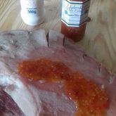 Smeer jou plaasvars ribbietjie wat jy by Strandveld Slaghuis koop met sout en Judy's Tuisgemaak Hot Sweet Chillie sous. Hang op om te winddroog vir naweek.