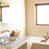 Superior room / bathroom