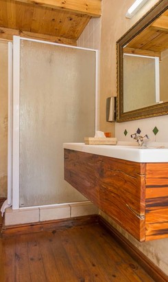 Great_white_house_accomodation_bathroom_with_shower_1521204937