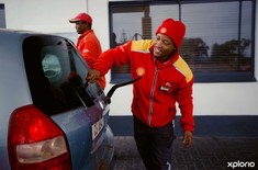 Gansbaai_Shell_staff_washing_window_1521542734
