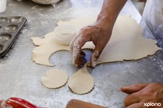 Desert_banquet_cutting_dough_1530017746