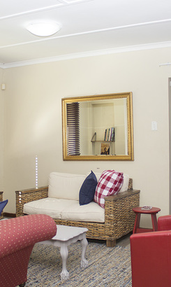 kleinmond_accomodation_holiday_scapes_seven_sleeper_living_room_1534924554