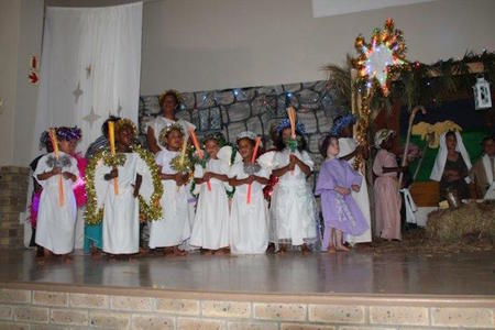 PK_The_cast_sing_Silent_Night_1536603330