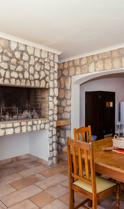 Stone_house_flatlet_braai_area_1540476509