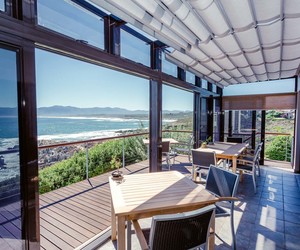 Beautiful, well-equipped modernÂ beach house