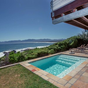Cliff_lodge_swimming_pool_sea_view_1522322705_1543239360