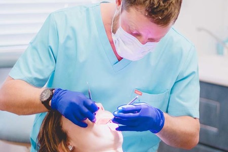 Righardt_dentist_examining_patient_1510741021_1547544613