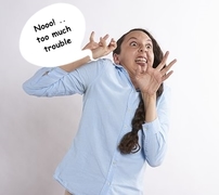 Hoekom skuil mense agter die 