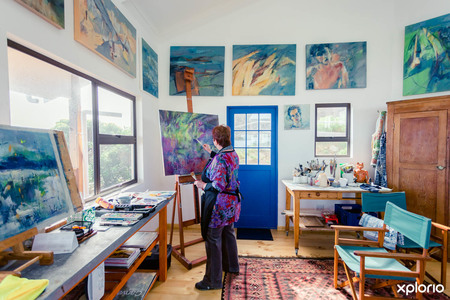 Rouve_De_Flamingh_painting_in_her_studio_1527763148_1549868618