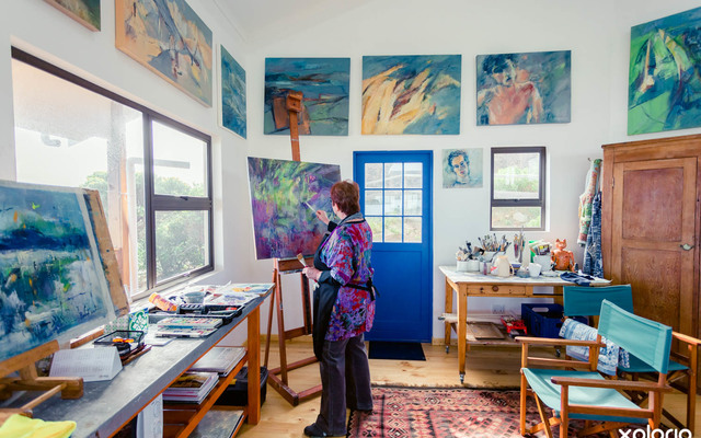 Rouve_De_Flamingh_painting_in_her_studio_1527763148_1549868618