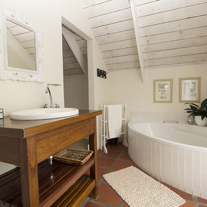 Overberg Gems - Big classy bathroom
