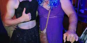 Friends Pub - Cross Dress Party
