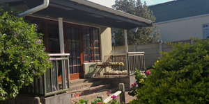 Seeff Bredasdorp - roofed porch