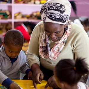 Food_4_thought_teacher_helping_children_2_1525936480_1558517953