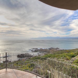 bedroomonebalcony2_1558703469