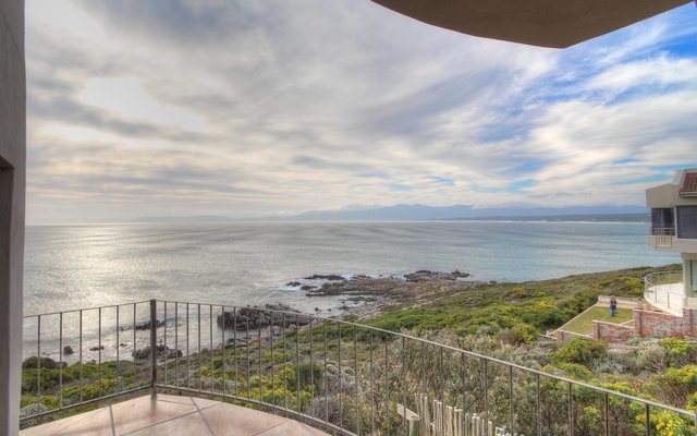 bedroomonebalcony2_1558703469