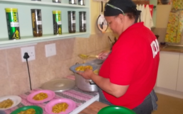 PK_Louise_dishing_up_lunch_1565775608