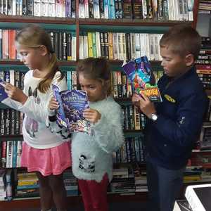 gansbaai_book_exchange_kids_reading_1565943997