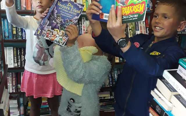 gansbaai_book_exchange_kids_reading_3_1565943998