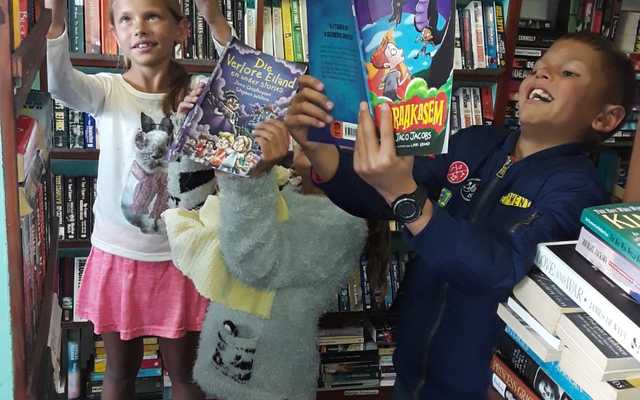 gansbaai_book_exchange_kids_reading_4_1565943998