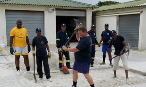 Brandweer sit skouer aan wiel