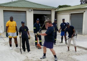 Brandweer sit skouer aan wiel
