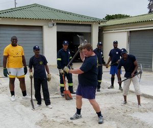 Brandweer sit skouer aan wiel