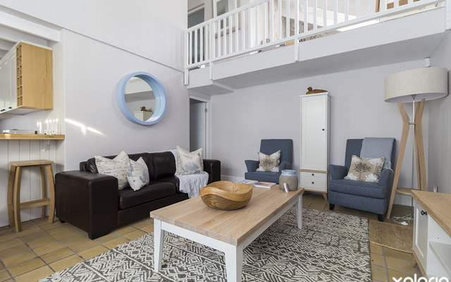 hermanus_accommodation_johes_place_living_room_unit_2_1564061344_1575029557