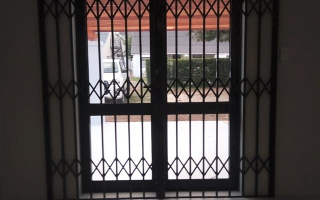 RETRACTABLE SECURITY GATES