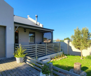 R2,980,000 | 2 Bedroom House For Sale in Hemel en Aarde Estate